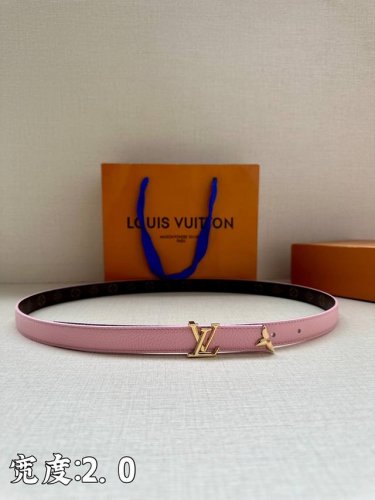本款2.0宽 Pretty Lv 双面腰带凝聚路易威登的奇巧匠艺。由 Monogram 花卉取下的部分点缀末端，与 Lv 字母搭扣共同闪烁金属光泽，细腻皮革和
