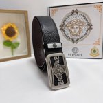 品名：Versace.范思哲 材质：原单牛皮腰带 百分百头层牛皮腰带保证真皮，24K纯钢扣，专柜原单品质、做工精细，时尚大牌，送人自用首选 包装： 请认准如图专