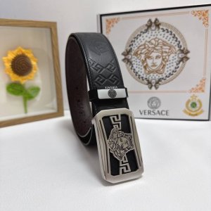 品名：Versace.范思哲 材质：原单牛皮腰带 百分百头层牛皮腰带保证真皮，24K纯钢扣，专柜原单品质、做工精细，时尚大牌，送人自用首选 包装： 请认准如图专
