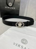 宽度 4.0Cm 范思哲 万象纹腰带饰有标志性的Versace美杜莎头像扣 彰显品牌格调 是一款精美的衣橱必备单品