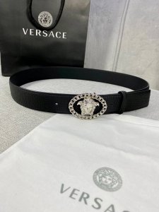 宽度 4.0Cm 范思哲 万象纹腰带饰有标志性的Versace美杜莎头像扣 彰显品牌格调 是一款精美的衣橱必备单品
