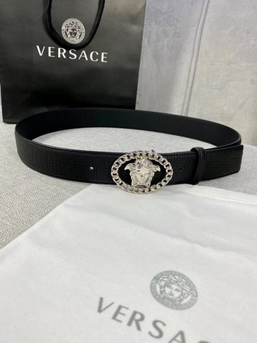 宽度 4.0Cm 范思哲 万象纹腰带饰有标志性的Versace美杜莎头像扣 彰显品牌格调 是一款精美的衣橱必备单品