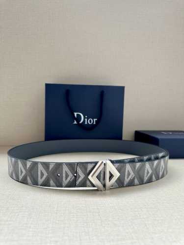 特 宽度4.0Cm 这款腰带扣采用全新的 Cd Diamond 标志造型，以不锈钢打造。可与各式 40 毫米腰带搭配，打造个性造型。