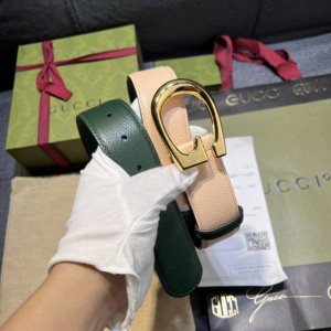 古奇，宽4.0Cm，新款 作为Gucci系列产品的标志性象征，经典双G标识在这款单品上以金色腰带扣的形式呈现。深绿色和粉色皮革通过双色组合为这款经典单品增添一抹