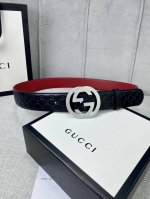 带宽4.0Cm Gucci 互扣式双G腰带，采用热压印技术的Gucci Signature皮革精制而成，巧妙搭配枣红色头层牛皮 触感厚实，印花图案清晰分明。五金