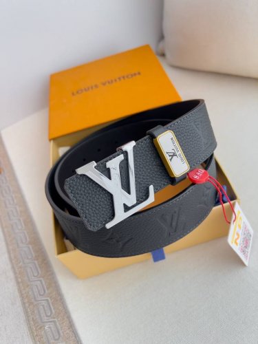 品名： Lv..路易..威登腰带皮带原单 型号：挂扣，经典纯钢材质挂扣，头层牛皮，图片实物拍摄 材料：头层牛皮，挂扣系列，纯钢材质扣头，钯镀电镀工艺永不掉色。原