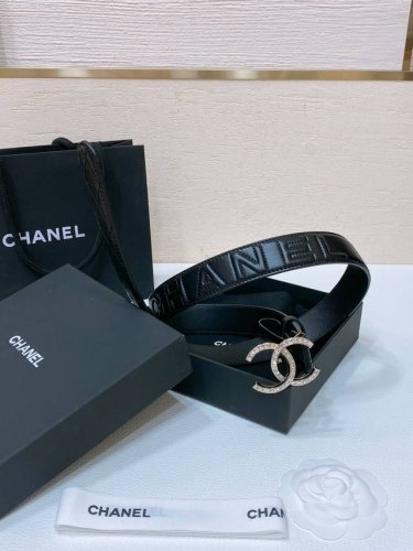 chanel 24C 树脂黑 与 白 水钻金色金属 Logo搭扣 黄铜金属进口羊皮 绣花带身 带身饰有Cc 金属手感柔软 细腻 3.0Cm