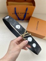 特 4.0宽 Lv X Yk Lv Initiales 双面腰带来自路易威登 X 草间弥生合作系列，展现手绘效果波点印花的艺术精髓。Monogram Eclip