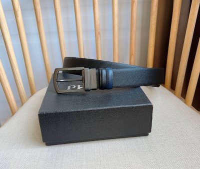 Prada 普拉达 这款可双面佩戴的腰带一面采用标志性的Saffiano皮革制作 承载着品牌象征性的图案 释放优雅与现代气息 宽:3.5Cm