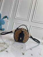独家背景 动态芯片 顶级原单 M83575老花 M83614黄花 本款 Mini Bote Chapeau 手袋采用 Monogram 帆布塑造经典构型，以皮革