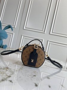 独家背景 动态芯片 顶级原单 M83575老花 M83614黄花 本款 Mini Bote Chapeau 手袋采用 Monogram 帆布塑造经典构型，以皮革