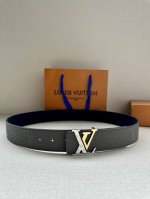 Lv 4.0宽 奢华款现代 Taurillon 皮革，饰以雅致大方的标志性 Lv 首字母。柔软结实的皮带，可搭配从礼服到休闲装各种服饰 双面Taurillon