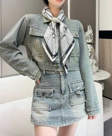 香奈儿 25S 大皇宫丝巾 18Mm顶级真丝双面同色丝巾 这一季香奈儿的丝巾真的是开挂了 大皇宫系列的两款丝巾都必须买 一个是正面宫殿图 一个是皇宫屋顶图 披在 - 点击图像关闭
