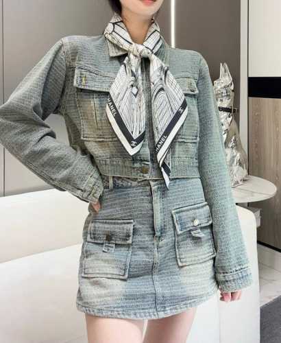 香奈儿 25S 大皇宫丝巾 18Mm顶级真丝双面同色丝巾 这一季香奈儿的丝巾真的是开挂了 大皇宫系列的两款丝巾都必须买 一个是正面宫殿图 一个是皇宫屋顶图 披在