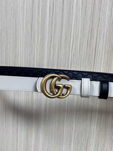 2025秋冬系列焕新演绎富有辨识度的Gg Marmont系列。这款双面窄版腰带采用Gg印花压纹皮革与皮革材质匠心打造，缀饰双G搭扣。 商品细节 一面为黑色Gg印