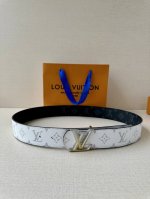 4.0宽Lv Dimension Sunset 双面腰带取材 Monogram 涂层帆布，以温暖色调再现晨光夕照的美妙意境，再借瞩目渐变效果搭扣捕捉时间流逝之美