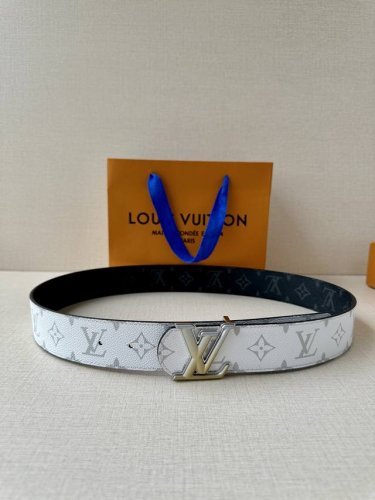 4.0宽Lv Dimension Sunset 双面腰带取材 Monogram 涂层帆布，以温暖色调再现晨光夕照的美妙意境，再借瞩目渐变效果搭扣捕捉时间流逝之美