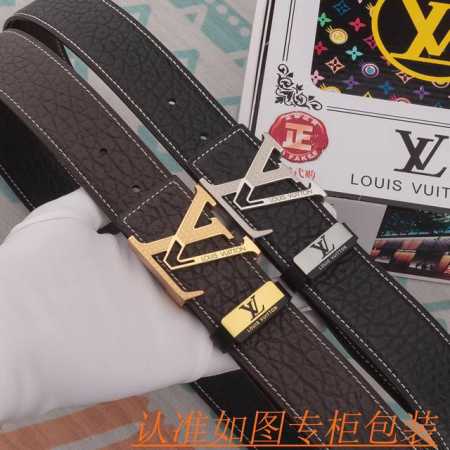 品名：Lv 皮带 原单 腰带 材料：百分百头层牛皮腰带，保证真皮皮带，专柜原单品质、做工精细，时尚大牌，送人自用首选 包装： 请认准如图专柜包装，赠送打孔器，手 - 点击图像关闭