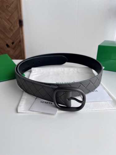 Bv 2025最新款男士编织腰带 纯手工Intreccio大格子编织 双面意大利小牛皮搭配椭圆形真空枪色针扣 宽体大针搭配扁孔设计尖尾 侧面有标识 皮带宽度35