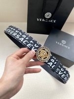 特 宽度4.0Cm Versace此款个性皮带由皮革制成，饰有Royal Rebellion印花，配有标志性Medusa五金配件搭扣
