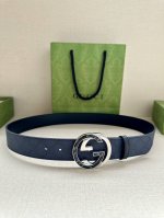 Gucci 腰带宽度3.8Cm 每一季，品牌典藏设计中的标志性元素都会吐故纳新，为经典注入新意。Guccio Gucci字母交织图案巧妙融入纹理和材质，以印花压