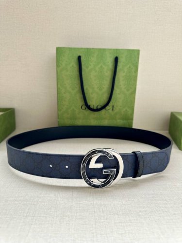 Gucci 腰带宽度3.8Cm 每一季，品牌典藏设计中的标志性元素都会吐故纳新，为经典注入新意。Guccio Gucci字母交织图案巧妙融入纹理和材质，以印花压
