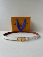 特P200 本款 2.0宽 Lv Iconic 腰带令传统元素焕现摩登魅力。纤细尺寸可穿过束带圈或单独收拢腰线，Iconic 搭扣流露优雅格调，双面设计实现更多