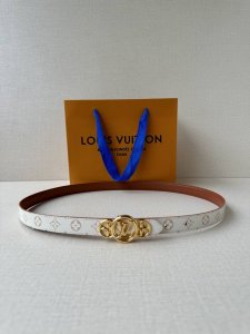 特P200 本款 2.0宽 Lv Iconic 腰带令传统元素焕现摩登魅力。纤细尺寸可穿过束带圈或单独收拢腰线，Iconic 搭扣流露优雅格调，双面设计实现更多