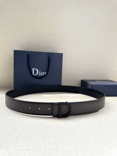 宽度3.5Cm 这款 Dior Charm腰带不锈钢扣以金色饰面图案设计重新演绎经典的 Dior 标志。可搭配各式35毫米腰带，打造时尚高雅的造型。