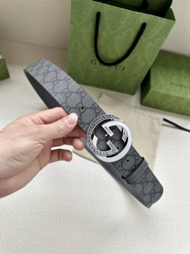特 宽度3.8Cm Gucci Gg Marmont系列每一季都会推陈出新，为灵感源于70年代的标志性gg配件注入现代精髓。这款灰色和黑色gg Supreme帆