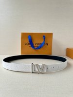 3.0宽 Lv 双面腰带取材缝线皮革和 进口双面荔枝压花 为纤细设计注入柔美风情。