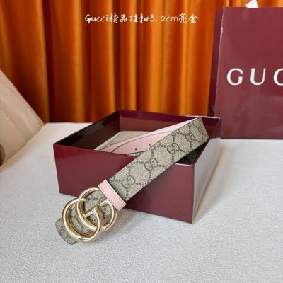 Gucci这款30Mm腰带一面为柔软Gg Supreme帆布，另一面为粉色牛皮革，搭配可拆卸互扣式双G搭扣，双面可用，潮流时尚，为整个设计添注别致魅力。
