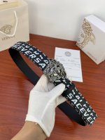 特P230 Versace（范思哲）爆款十字纹印花搭配经典人头：此款腰带配有醒目的美杜莎头像搭扣，可为任何造型增添几分立体雅致效果。宽度4.0Cm