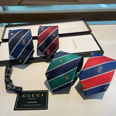 G家男士领带系列，稀有展现精湛手工与时尚优雅的理想选择，这款领带将标志性的主题动物小蜜蜂与斜纹织带完美的结合，以时尚搭配手法演绎的更显雅致风范。让男士可以充分展