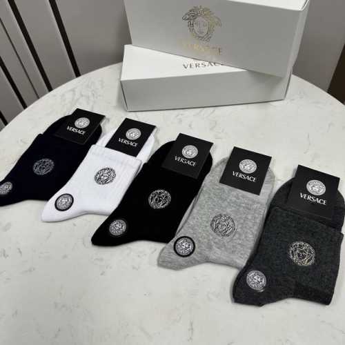 特 Versace 范思哲新品男款中筒袜子 一盒五双 纯棉材质织造，超柔软舒适，刺绣经典美人头图案，完全彰显该品牌男士的低调奢华风格，Ins超火爆小单品，大牌出