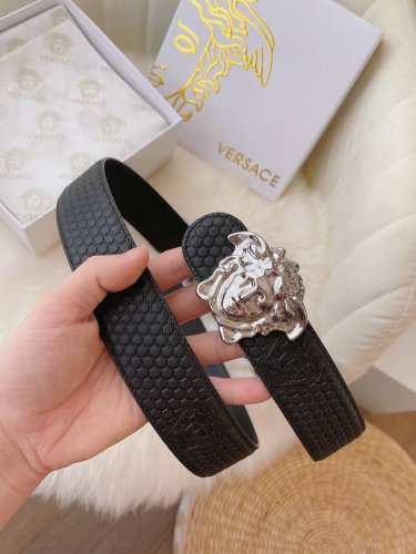 特P180 代购正品级 范思哲 男士皮带 品牌标志是神话中的蛇妖美杜莎（Medusa），代表着致命的吸引力。来自意大利知名的奢侈品牌；其鲜明的设计风格，独特的美
