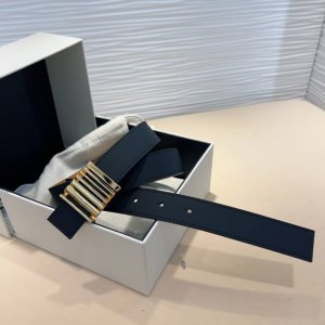 Loewe专柜最新同款腰带选用光滑牛皮革窄款腰带 配有anagram挂扣 卓越的工艺 个性的造型 精美的材质 宽:2.8Cm