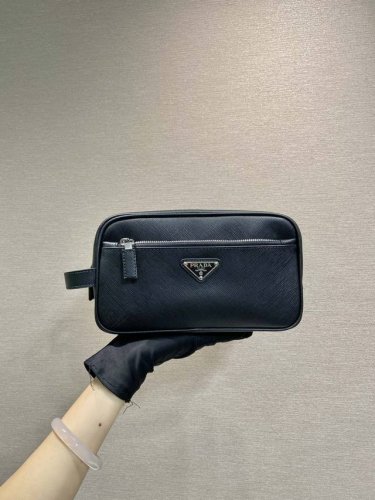新款洗漱手包2Na819牛皮 这款旅行收纳包采用十字纹牛皮打造，设计简约而颇，收纳包配有顶部拉链，并饰以涂珐琅三角形徽标和Saffiano手挽带，两个外部拉链式