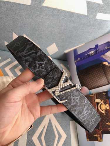 特 Lv.路易威登 全套包装 原版品质 代工厂货品 40Mm宽度 正品一体铸造五金钢扣，原厂皮料 双面原厂定制面料，区别市场货