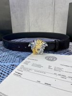 宽度4.0Cm Versace 范思哲 此款柔软的蜥蜴纹皮带饰有金、银双色3D美杜莎腰带扣，可搭配正装或休闲牛仔装。