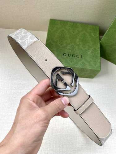 宽度4.0 Cm Gg Marmont系列每一季都会推陈出新，为灵感源于70年代的标志性原版Gg6.0Cm钢扣配件注入现代精髓。这款头层牛皮腰带 给你带来更多造