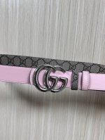 2025秋冬系列焕新演绎富有辨识度的Gg Marmont系列。这款双面窄版腰带采用Gg印花压纹皮革与皮革材质匠心打造，缀饰双G搭扣。 商品细节 一面为粉色Gg印
