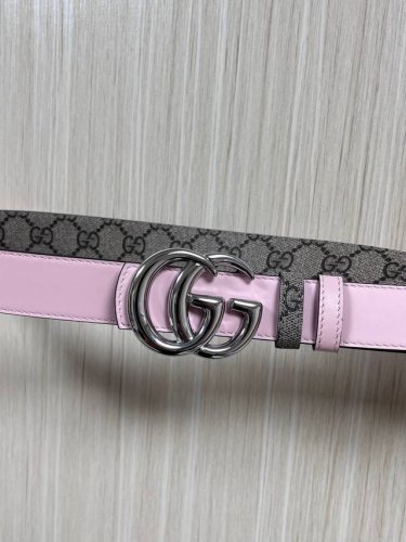 2025秋冬系列焕新演绎富有辨识度的Gg Marmont系列。这款双面窄版腰带采用Gg印花压纹皮革与皮革材质匠心打造，缀饰双G搭扣。 商品细节 一面为粉色Gg印