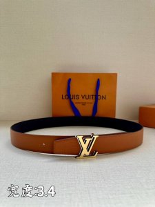 Lv Heritage 双面腰带3.4宽 选取粒面皮革和纳帕皮革 新款3层lv 搭扣。微弧形边缘和摩登形状末端见证细致匠心，为考究人士带来赠礼佳选