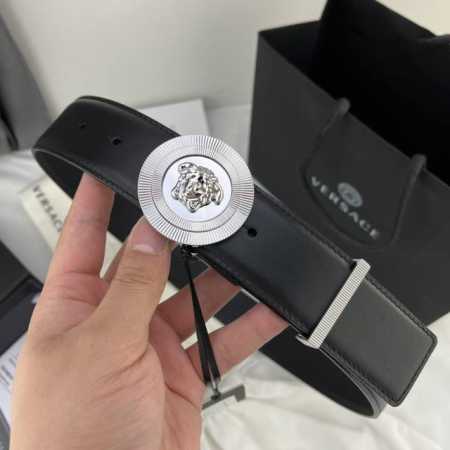 范思哲 宽4.0Cm，徽章腰带，搭配五金环，原单进口头层牛皮，树膏磨砂，此款皮革腰带饰有标志性的Versace美杜莎头像搭扣，彰显品牌格调。 - 点击图像关闭