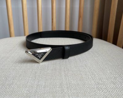 特 Prada 普拉达 专柜最新款 这款腰带设计简约而不失精美 金属搭扣呈现标志性的三角形徽标轮廓 彰显品牌格调 Saffiano皮革以其涂蜡饰面和交叉平行线阴