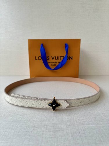 2.0宽Lv Mini Flowergram 双面腰带取材 Monogram 帆布和缝线皮革，以尖瓣 Monogram 花卉搭扣映衬榄尖形腰带末端，为纤细设计注
