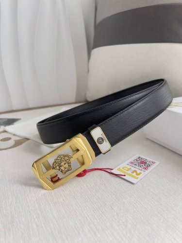 品名：范思哲.Versace.皮带腰带自动皮带 型号：自动带，纯钢材质经典人头自动扣，图片实物拍摄 腰带：百分百头层牛皮，自动带身，保证真皮。2