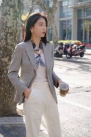 爱马仕Hermes “藏书章”Twilly小丝巾 Twilly小丝巾 100%桑蚕丝 这款小巧的真丝配饰佩戴方式千变万化，可为您的日常造型增添灵动妙趣 法国制造