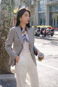 爱马仕Hermes “藏书章”Twilly小丝巾 Twilly小丝巾 100%桑蚕丝 这款小巧的真丝配饰佩戴方式千变万化，可为您的日常造型增添灵动妙趣 法国制造